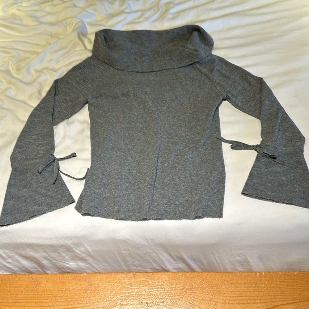Michael Stars vowel neck sweater w bows on belled sleeves size L